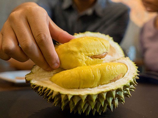 Nằm thấy mình đang chọn sầu riêng trong chợ