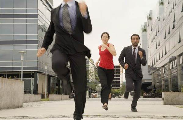 Mơ thấy bị truy sát bởi nhiều người