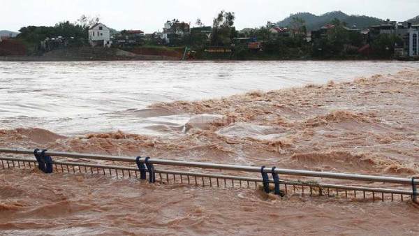 Mơ thấy nước lũ chảy xiết: Cảnh báo hay cơ hội tài lộc?