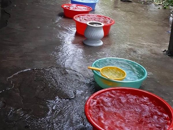 Mơ thấy nước mưa chảy vào nhà