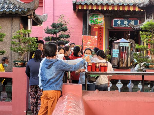 Mộng mị thấy đi chùa cùng gia đình