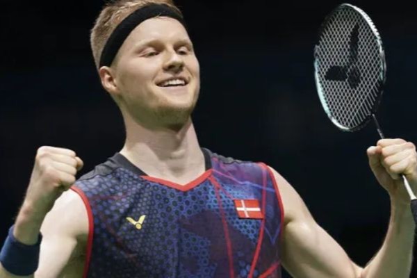Anders Antonsen sở hữu smash mạnh lì