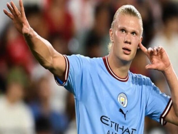 Cú dứt điểm đẳng cấp giúp Haaland ghi bàn khai màn