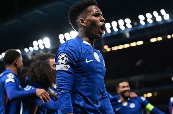 Ferreira chuyền dài chính xác, tăng đột biến Chelsea