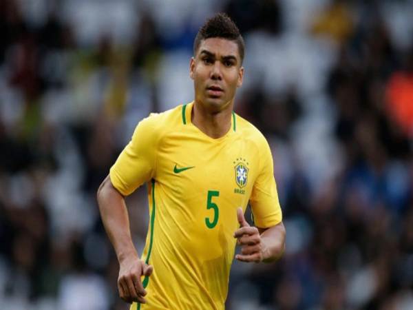 Casemiro với số 5 ở ĐTQG Brazil