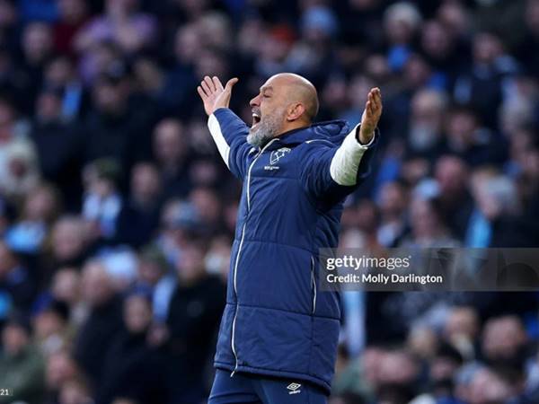 Tìm lời giải cho bài toán tìm kiếm tiền đạo cắm